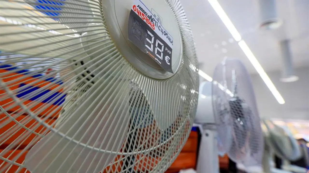 Un expositor con ventiladores este lunes en Madrid. EFE/ Fernando Alvarado