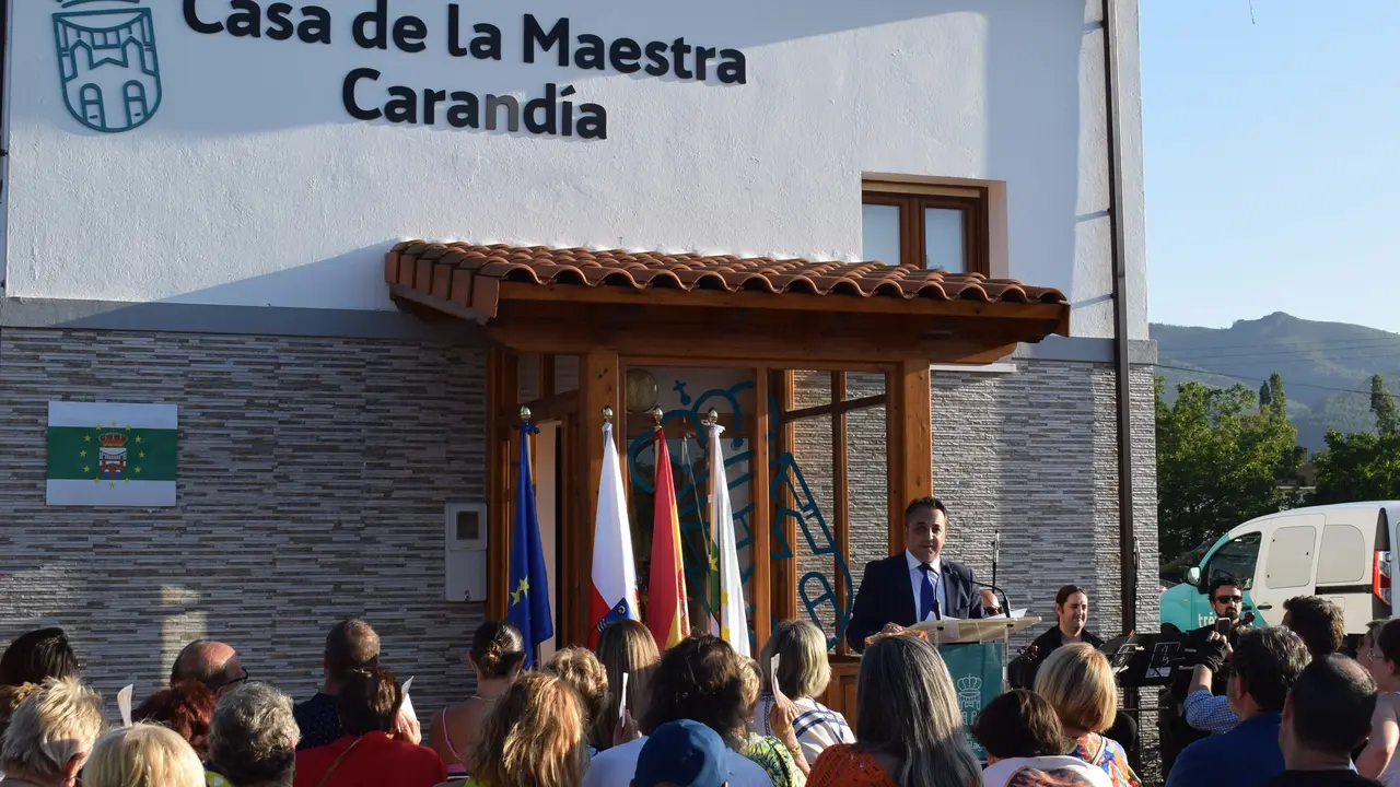 La antigua casa de la maestra de Carandía vuelve a abrir sus puertas como Casa del Pueblo. / ALERTA