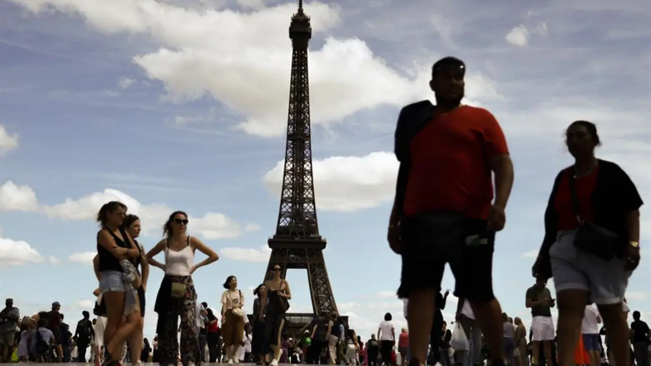 Decenas de personas caminando cerca de la Torre Eiffel, en Par&iacute;s. EFE / MOHAMMED BADRA