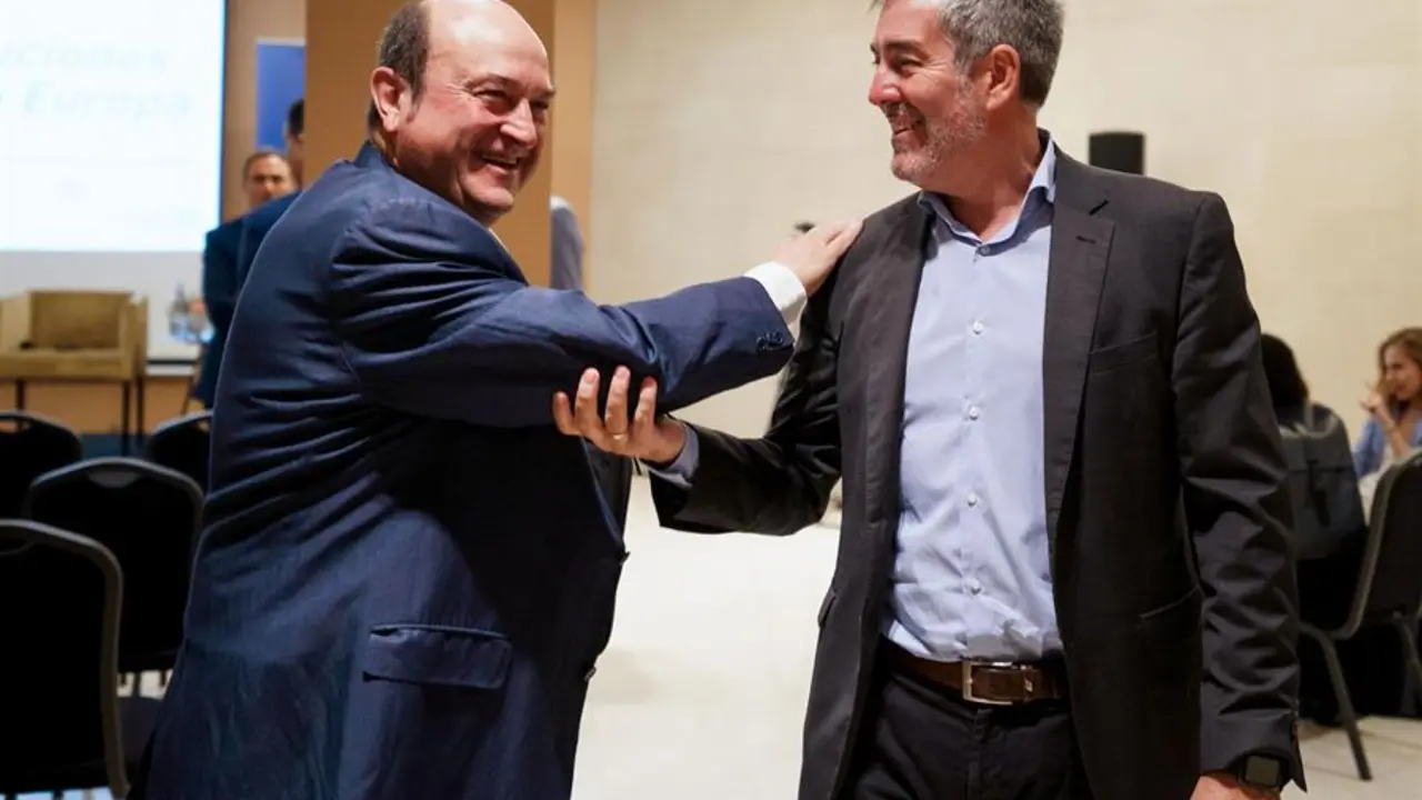 El presidente del Partido Nacionalista Vasco, Andoni Ortuzar (i) y el presidente de Coalici&oacute;n Canaria, Fernando Clavijo (d), mientras se saludan. EFE / Ramon de la Rocha / Archivo
