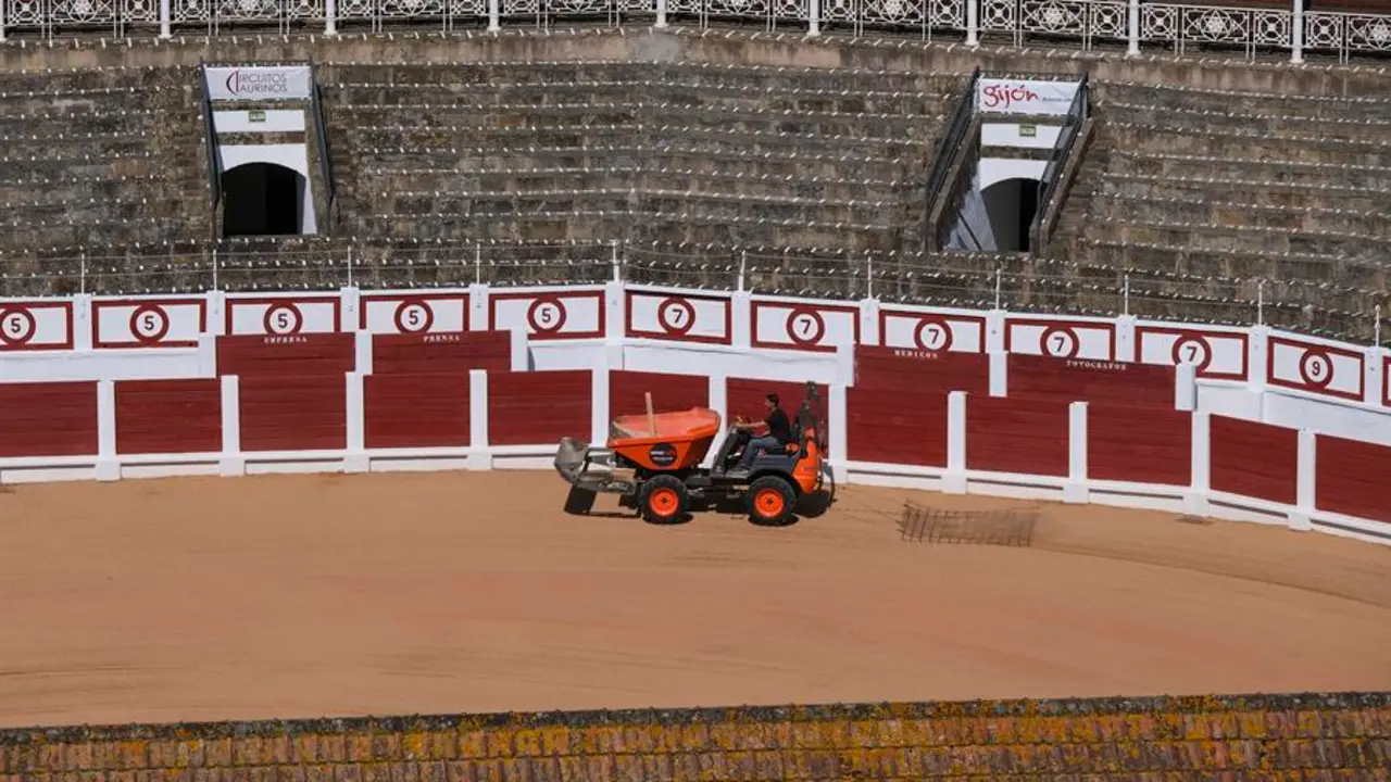 Un operario prepara la plaza de toros de El Bibio de Gij&oacute;n. EFE / Paco Paredes