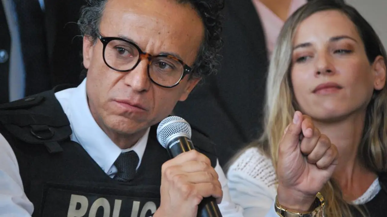 El periodista Christian Zurita ofrece una rueda de prensa hoy, en Guayaquil (Ecuador). EFE / Fernando Gimeno