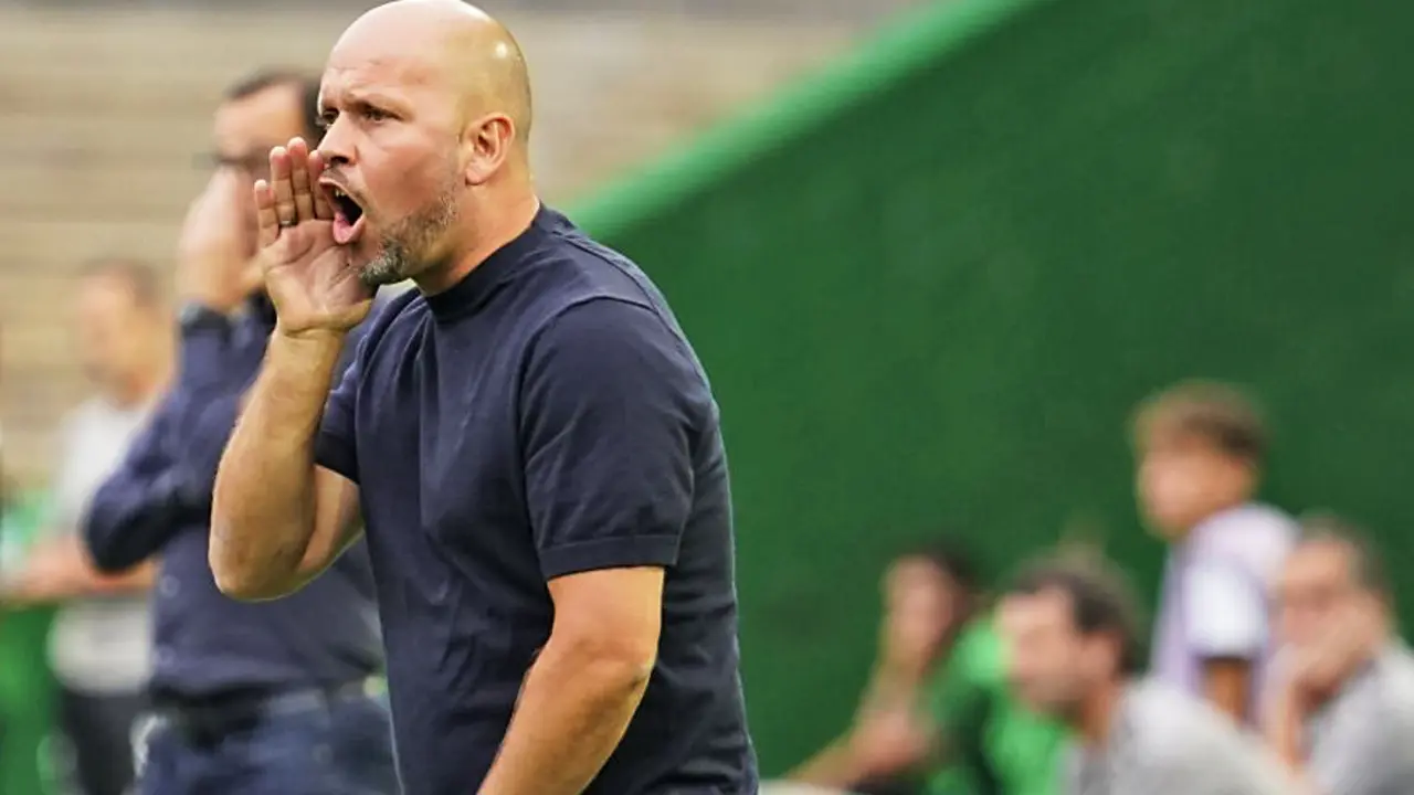 El entrenador del Racing, Jos&eacute; Alberto durante el partido ante el Eibar. / LH
