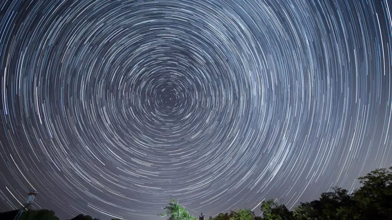 LA HAYUELA (CANTABRIA), 12/08/2023.- Imagen compuesta por la integraci&oacute;n de 1 hora de exposiciones fotogr&aacute;ficas que muestra las estrellas circumpolares durante la lluvia de estrellas de las Perseidas desde la localidad c&aacute;ntabra de La Hayuela en la madrugada del viernes 11 al s&aacute;bado 12 de agosto. EFE/Pedro Puente Hoyos