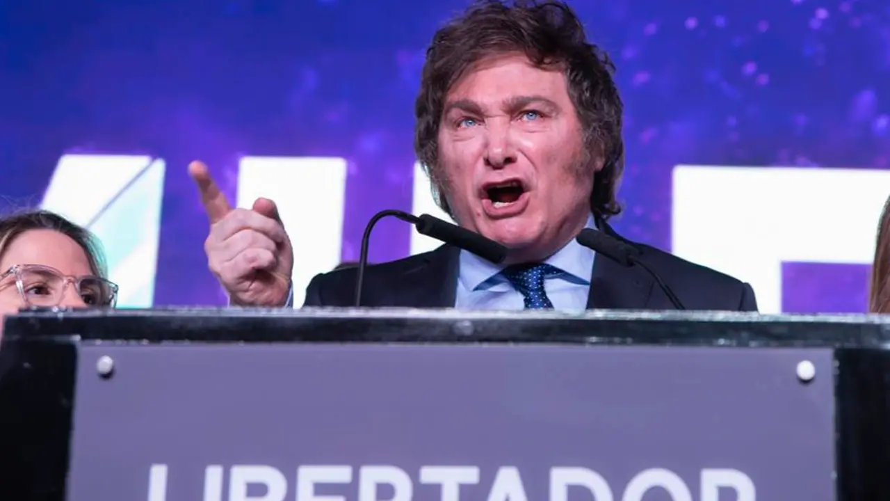 El economista liberal Javier Milei habla durante un mitin tras conocer los resultados de las primarias, hoy, en Buenos Aires (Argentina). EFE/ Gala Abramovich