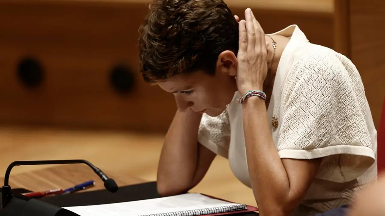 La candidata a reeditar la presidencia del Gobierno de Navarra, Mar&iacute;a Chivite, estudia su discurso para pedir la confianza de la C&aacute;mara. EFE / Jes&uacute;s Diges