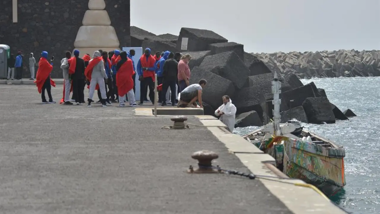 Un cayuco con 138 inmigrantes a bordo arrib&oacute; por sus propios medios al puerto herre&ntilde;o de La Restinga. EFE/ Gelmert Finol