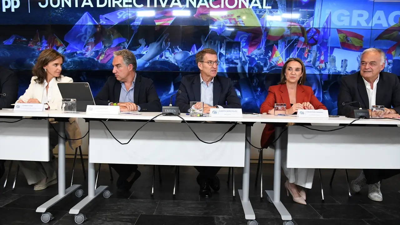 (I-D) La vicesecretar&iacute;a de Pol&iacute;ticas Sociales y Reto Demogr&aacute;fico, Carmen Funez; el coordinador general del PP, El&iacute;as Bendodo; el presidente del Partido Popular y candidato a la presidencia del Gobierno, Alberto N&uacute;&ntilde;ez Feij&oacute;o; la secretaria general del Partido Popular, Cuca Gamarra. en una reuni&oacute;n del partido. EP / Fernando S&aacute;nchez / Archivo