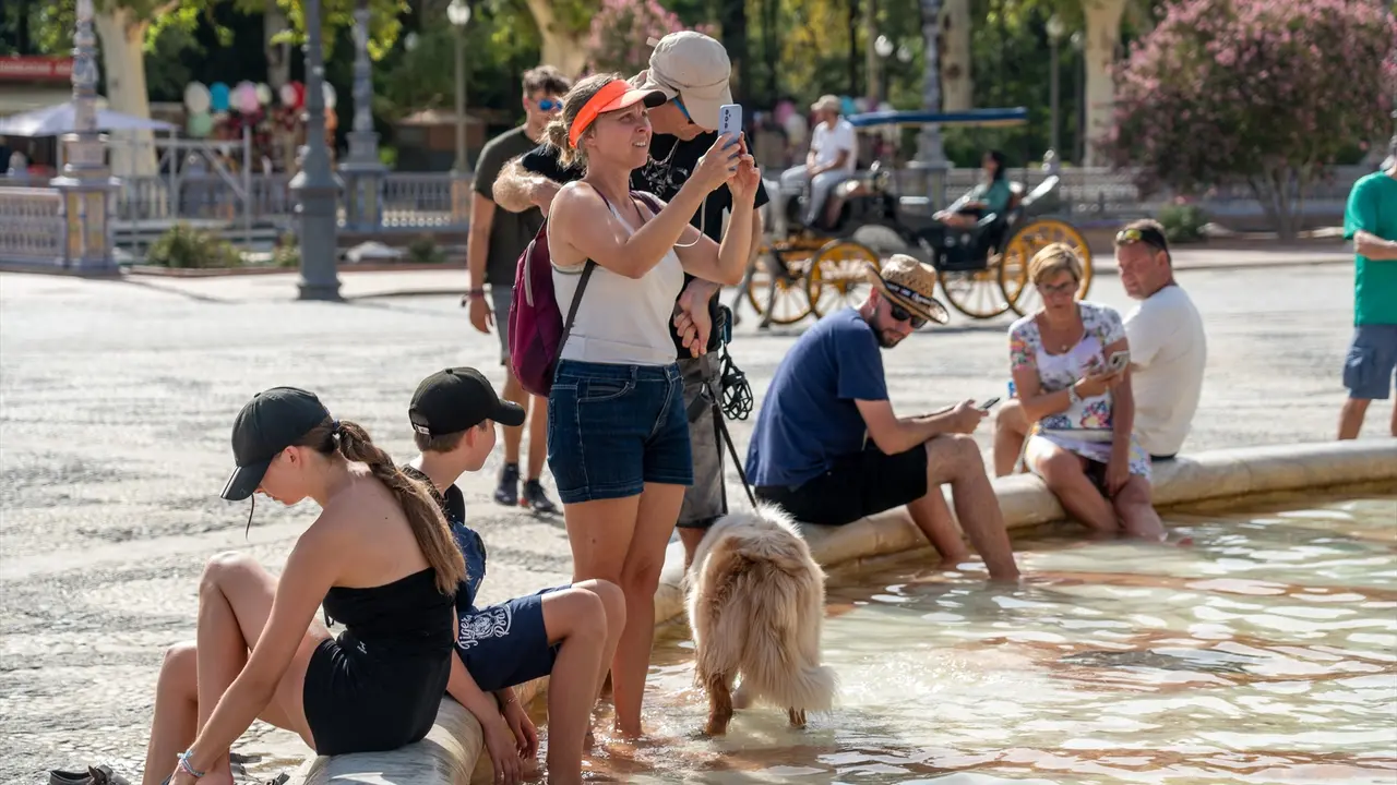 Turistas se refrescan en la fuente de la Plaza de Espa&ntilde;a. EP / Eduardo Briones