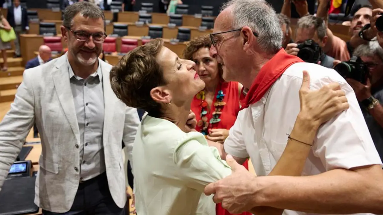 El portavoz del grupo parlamentario de EH Bildu, Adolfo Araiz, felicita a la socialista Mar&iacute;a Chivite que se ha convertido este martes en la tercera mujer en acceder a la presidencia del Gobierno de Navarra. EFE / I&ntilde;aki Porto