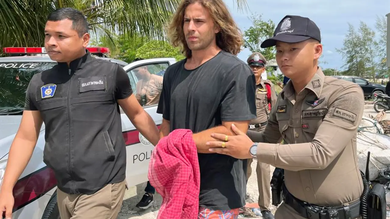 Daniel Sancho, antes de ingresar a prisi&oacute;n, escoltado por la polic&iacute;a. EFE / SOMKEAT RUKSAMAN