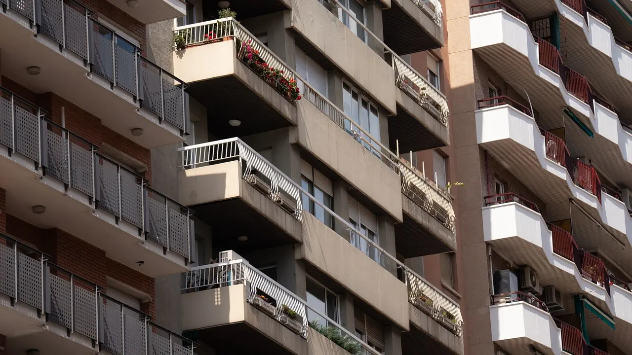 Fachada de un edificio de viviendas en Barcelona. / David Zorrakino