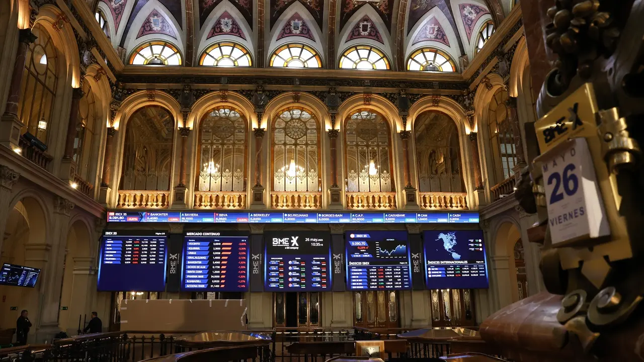 Paneles del Ibex 35 en el Palacio de la Bolsa. EP / Marta Fern&aacute;ndez