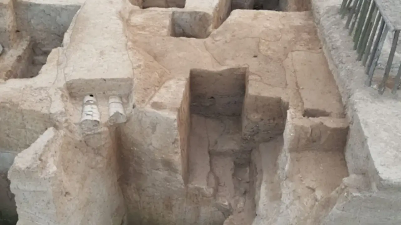 Zanjas de desag&uuml;e y ca&ntilde;er&iacute;as de cer&aacute;micas en el interior. Cr&eacute;dito de la imagen: Yanpeng Cao.