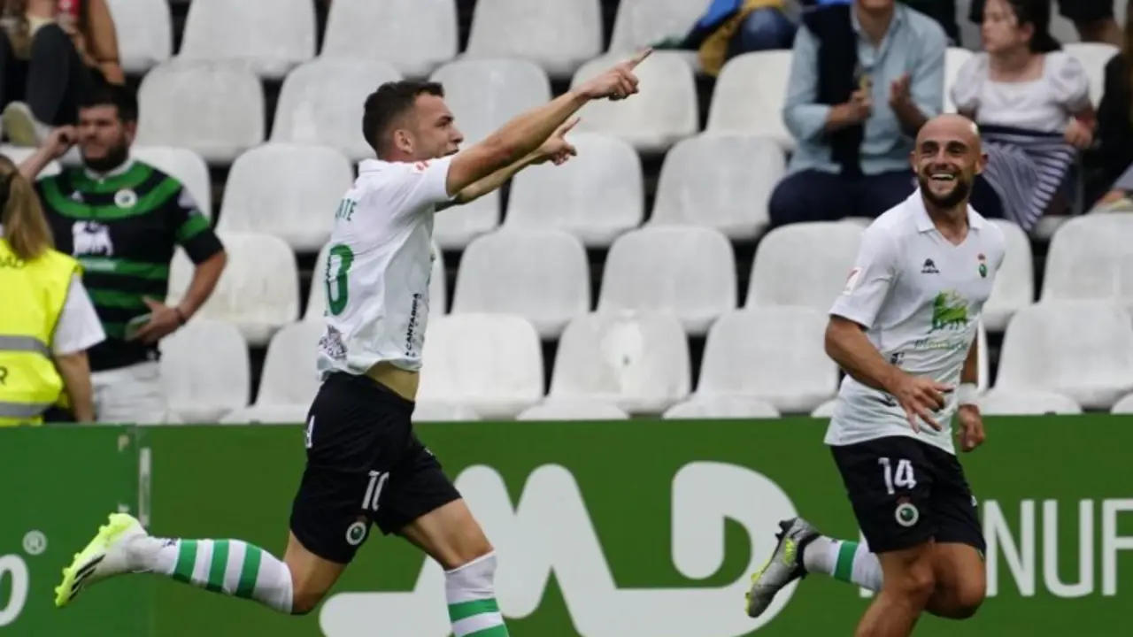 &Iacute;&ntilde;igo tras marcar un gol ante el Eibar en El Sardinero. / A.H.