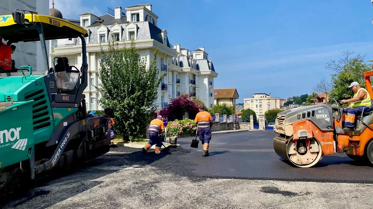 Asfaltado de la calle Francisco Salazar, en Santander. / Alerta