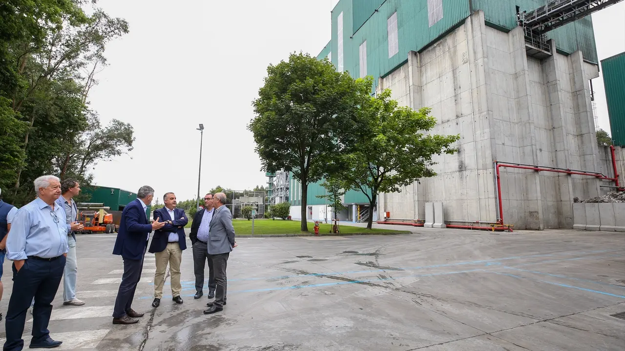El consejero de Fomento, Ordenaci&oacute;n del Territorio y Urbanismo, Roberto Media, visita el complejo ambiental de Meruelo junto a Joaqu&iacute;n P&eacute;rez Viota, director de TIR Cantabria, la empresa concesionaria. / Alerta