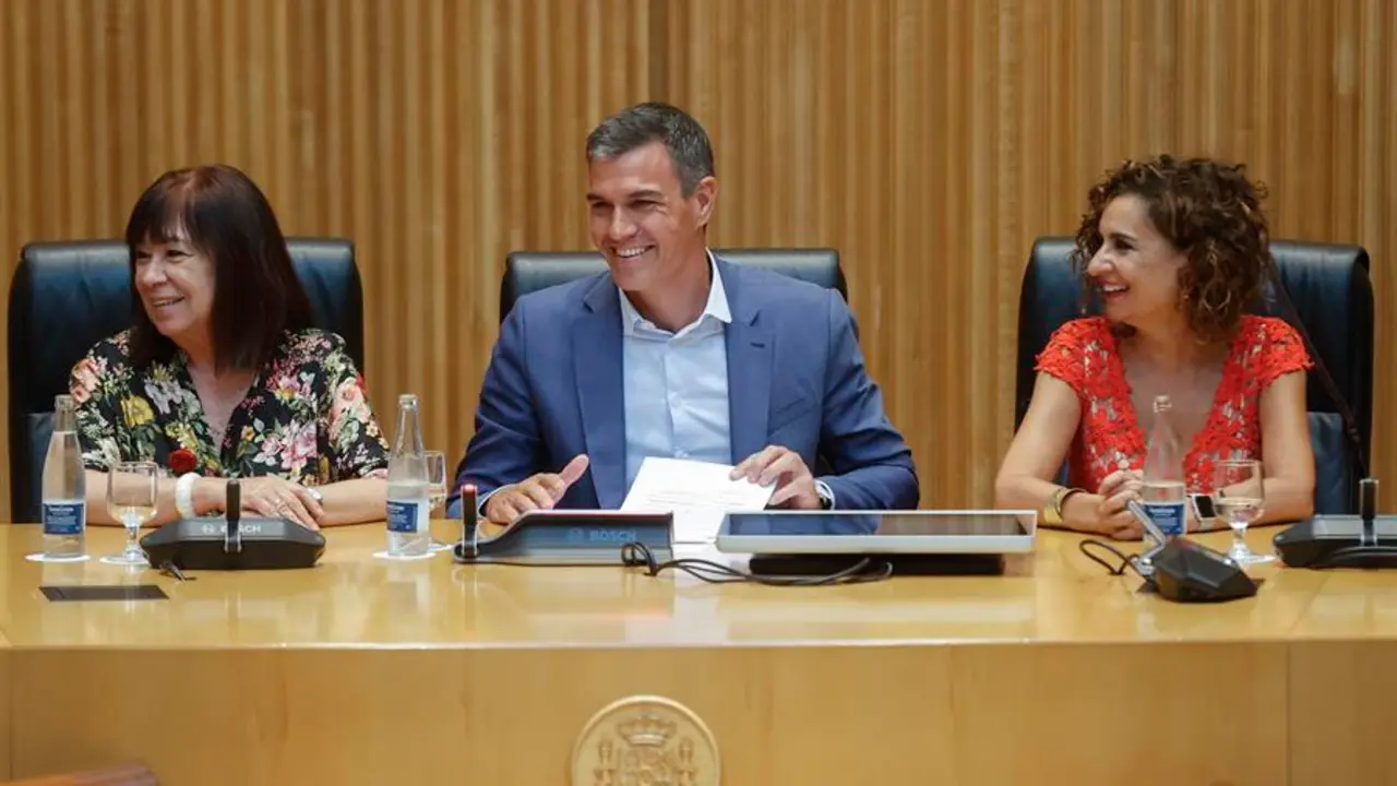 El presidente del gobierno en funciones y l&iacute;der del PSOE, Pedro S&aacute;nchez, acompa&ntilde;ado por la presidenta del PSOE, Cristina Narbona (i), y por la vicesecretaria general y "n&uacute;mero 2" del partido, Mar&iacute;a Jes&uacute;s Montero. EFE / Juan Carlos Hidalgo