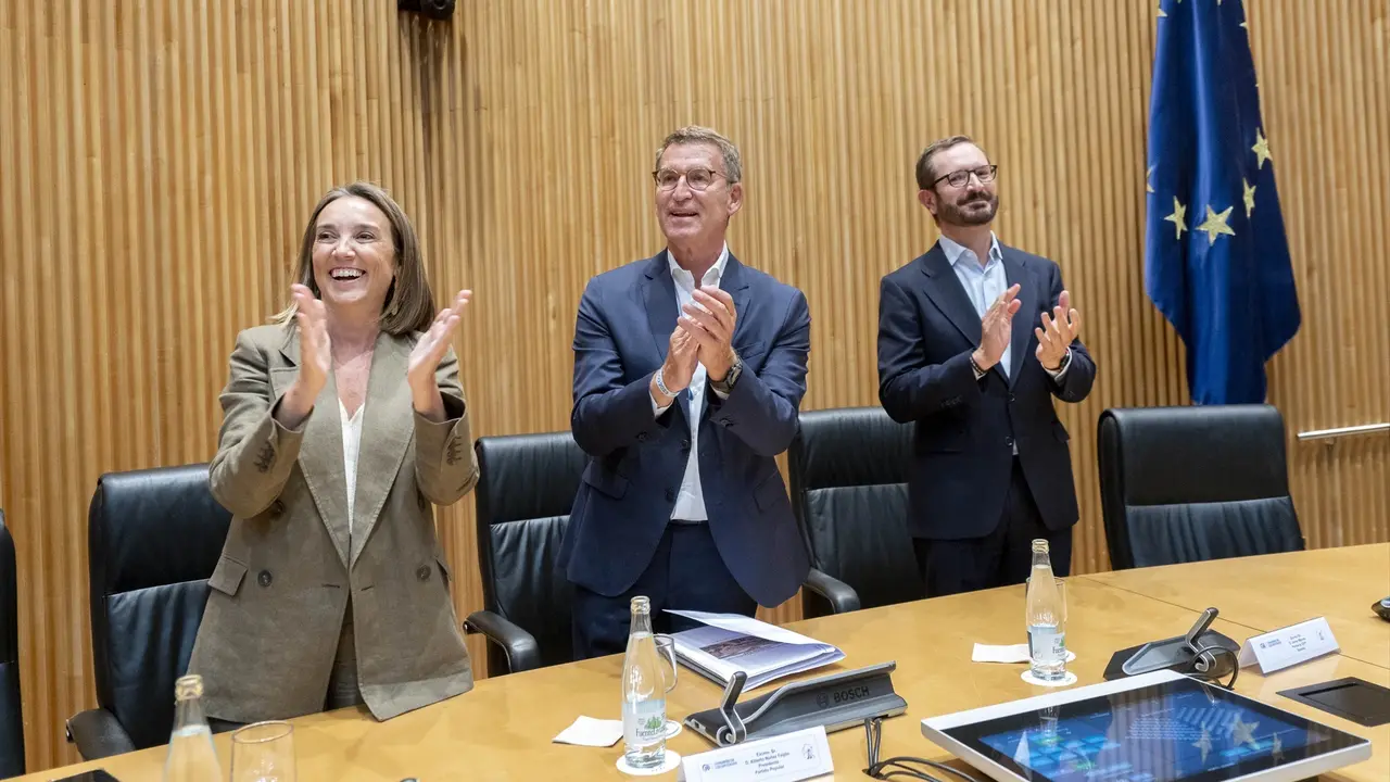 (I-D) La candidata del PP a la Presidencia del Congreso y secretaria general del Partido Popular, Cuca Gamarra, el presidente del Partido Popular, Alberto N&uacute;&ntilde;ez Feij&oacute;o, y el portavoz del PP en el Senado, Javier Maroto. EP / Alberto Ortega