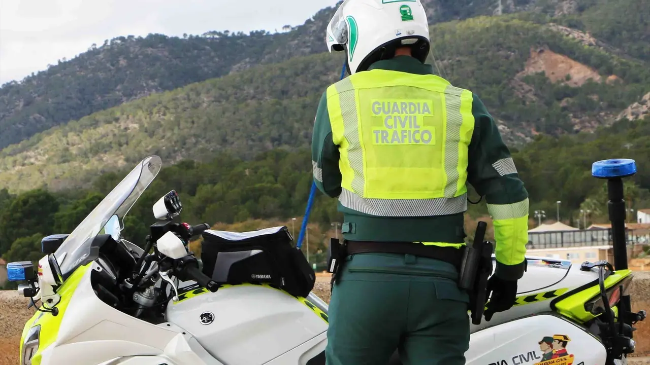 Un agente de la Guardia Civil de Tr&aacute;fico, de espaldas. EP