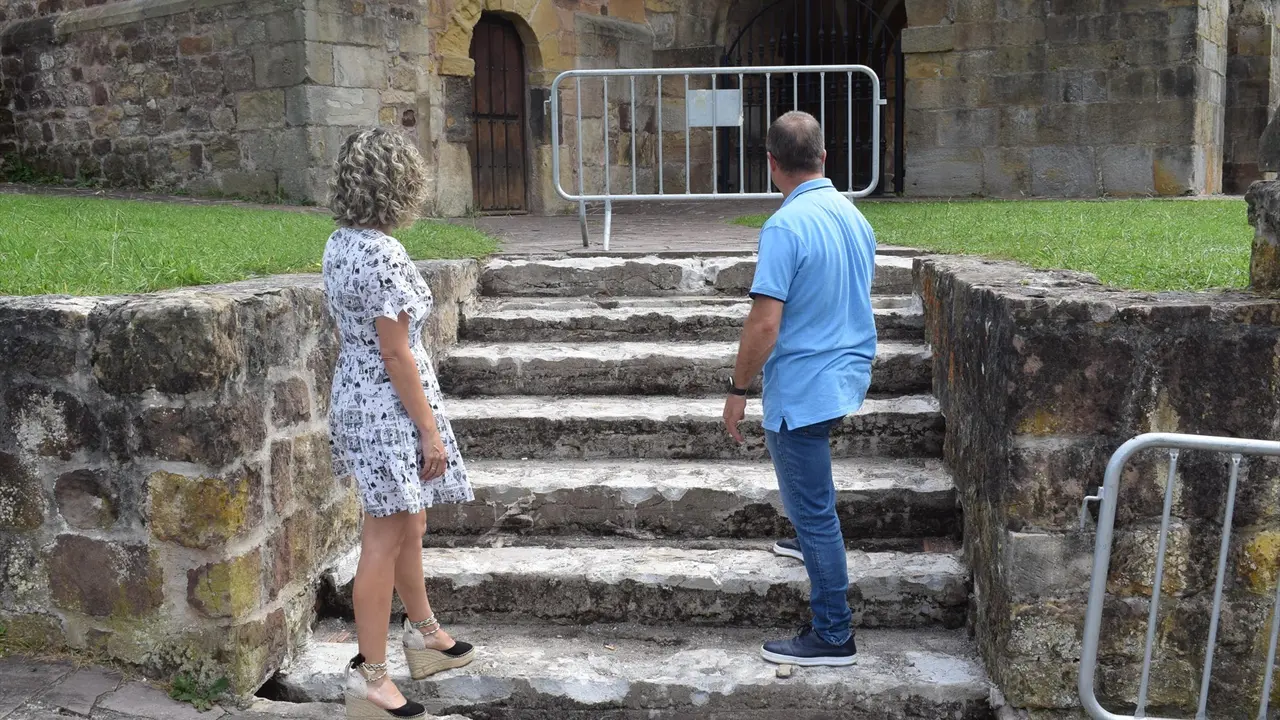 Momento de la inspecci&oacute;n de las labores de acondicionamiento del exterior del Santuario de la Virgen de Valencia. / Alerta