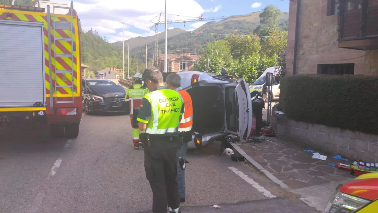 Los coches implicados en el accidente y los agentes de la Guardia Civil y de los Bomberos. / Alerta