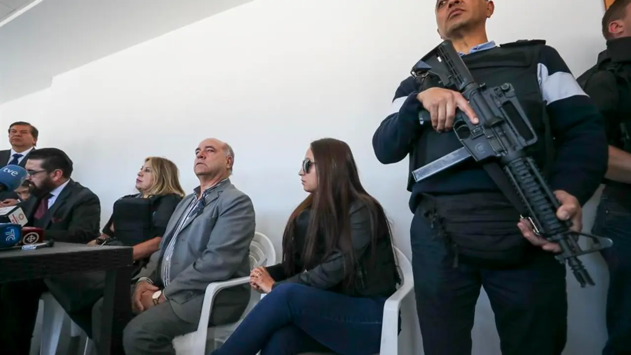 La hermana del candidato presidencial asesinado la semana pasada, Fernando Villavicencio, Patricia Villavicencio (2-i), junto a sus abogados, ofrecen una rueda de prensa hoy, en Quito (Ecuador). EFE / Jos&eacute; J&aacute;come