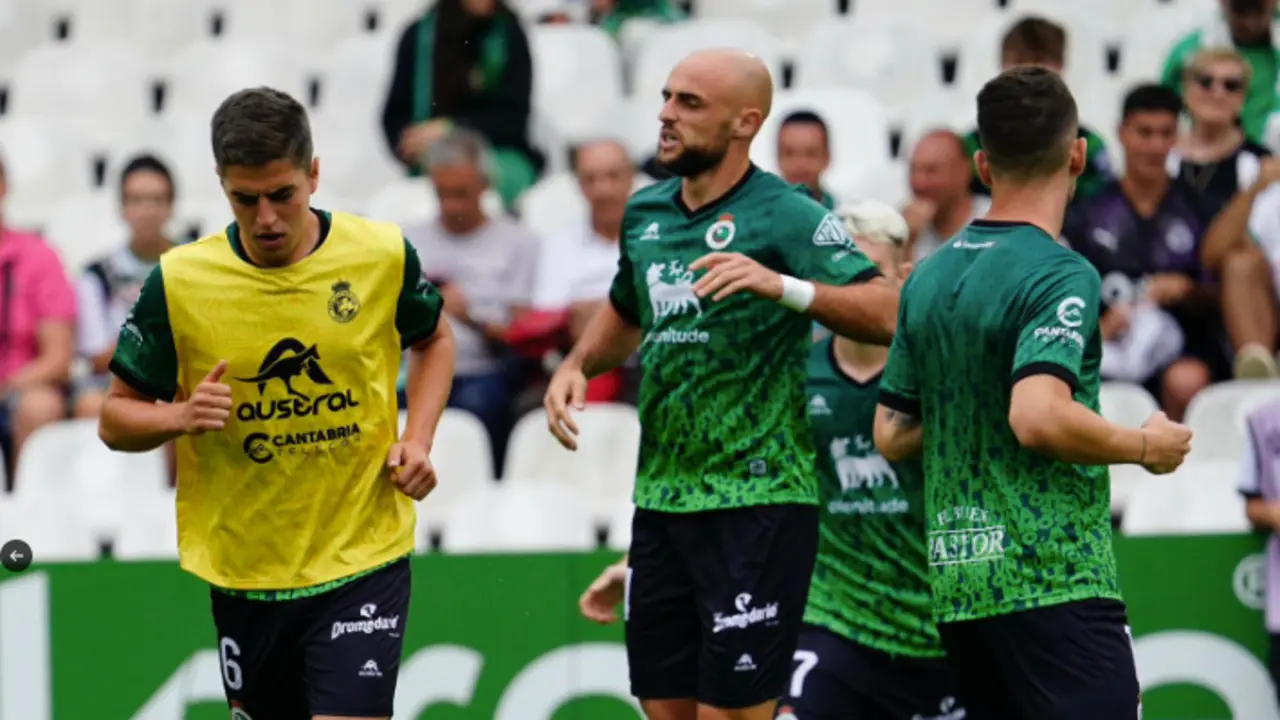 Jugadores del Racing durante el calentamiento antes del partido contra el Eibar.