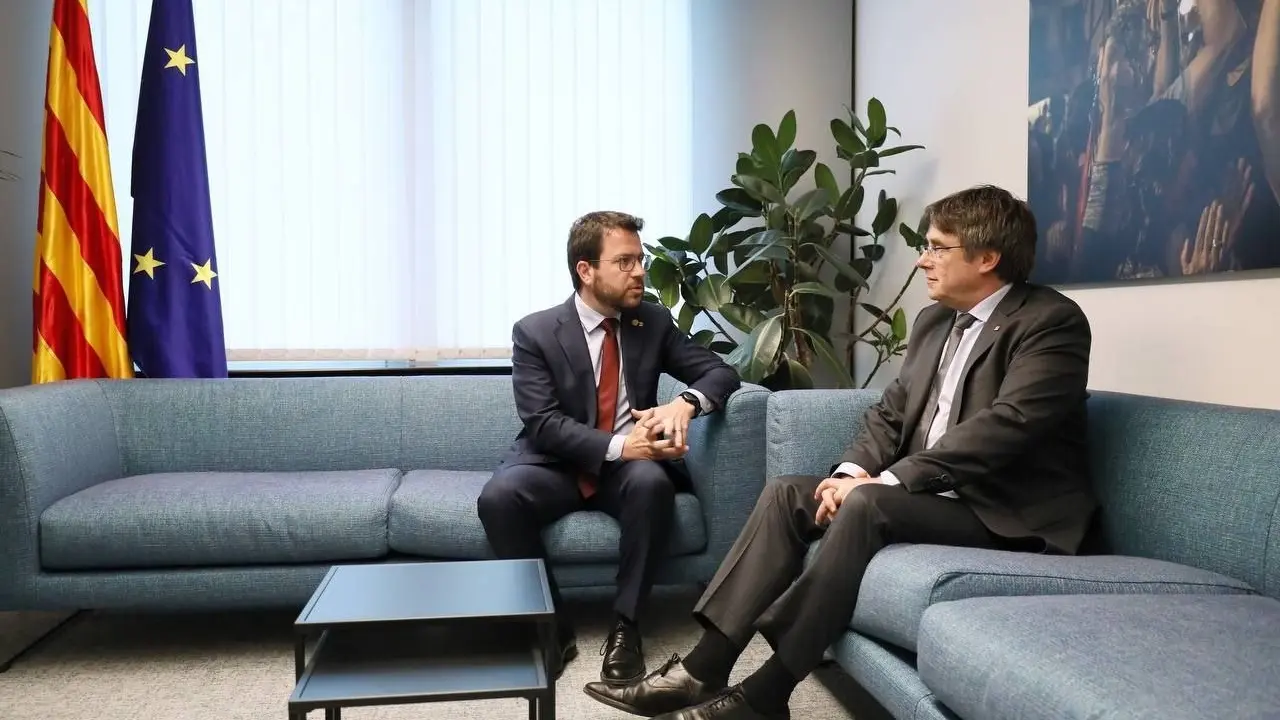 El presidente de la Generalitat, Pere Aragon&egrave;s, se re&uacute;ne con el expresidente Carles Puigdemont. EP / Archivo