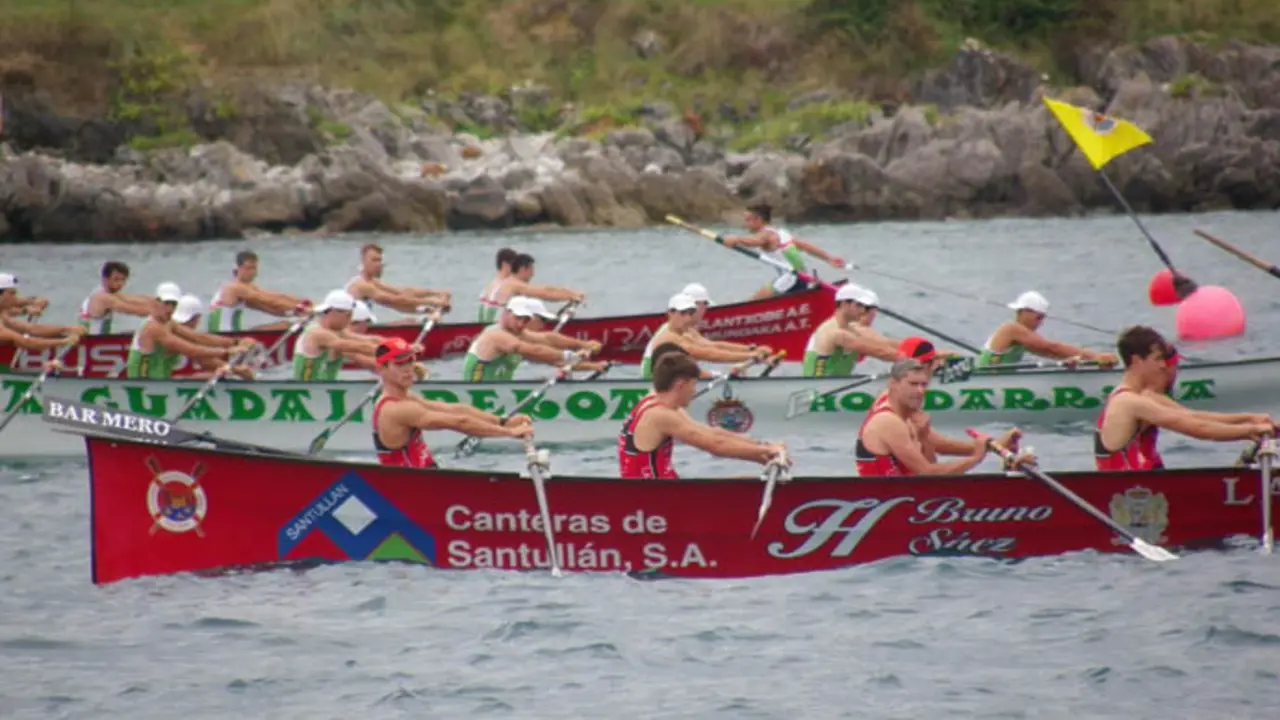Trainera de Castro durante una competici&oacute;n