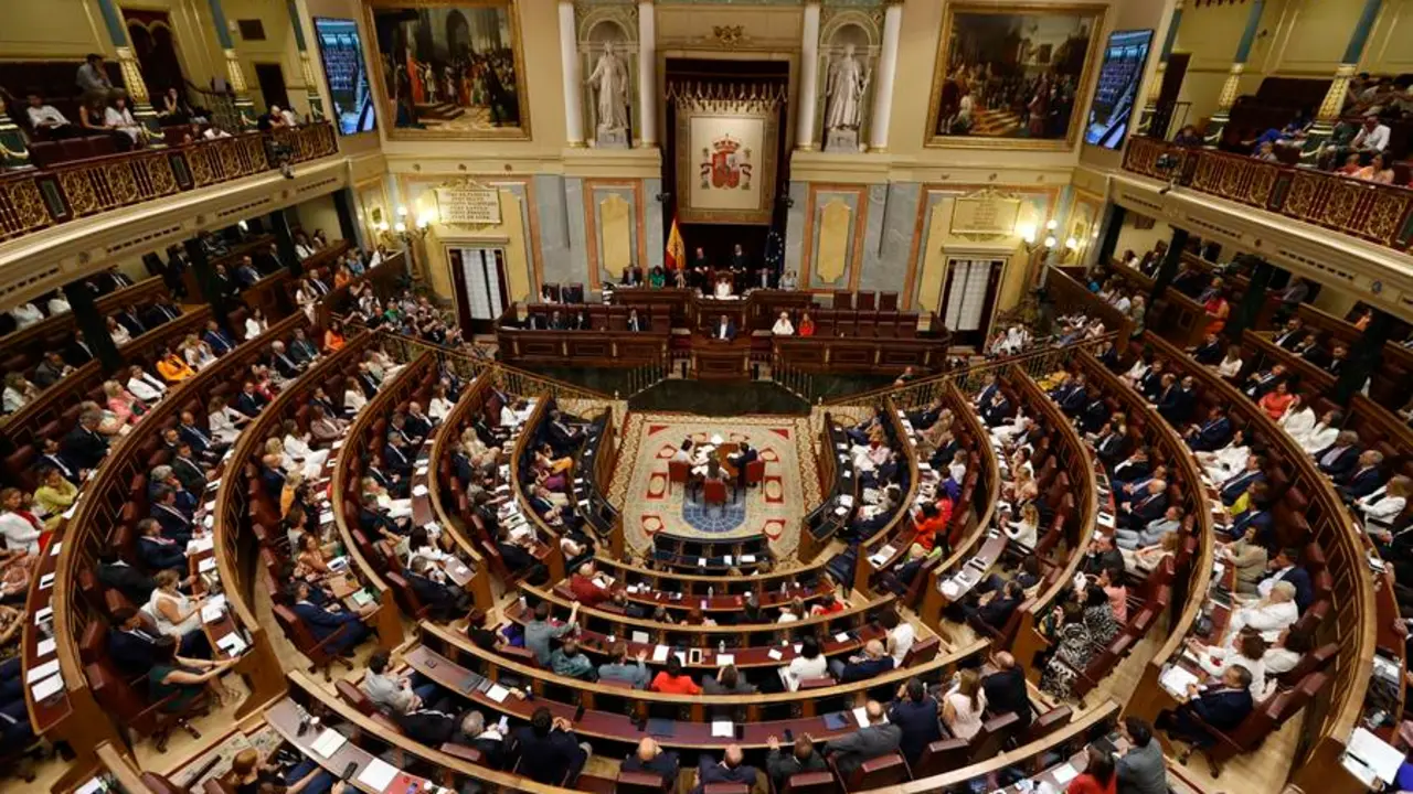 El hemiciclo del Congreso durante la sesi&oacute;n constitutiva de las Cortes Generales de la XV Legislatura, este jueves. EFE / Juan Carlos Hidalgo