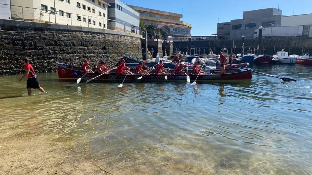 Los remeros de 'La Marinera', terminando de embarcar para disputar la regata de ayer en Zarautz.