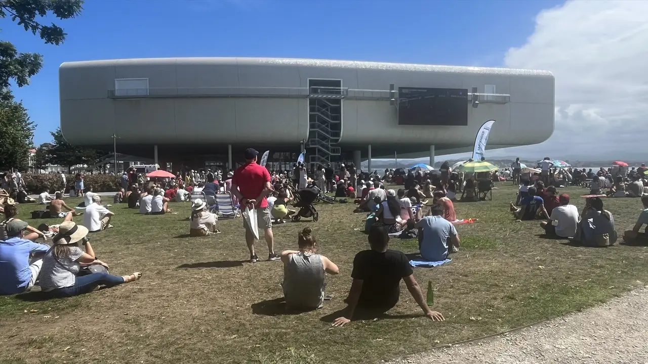Decenas de aficionados viendo el partido en la pantalla instalada en el Centro Bot&iacute;n. / Alerta