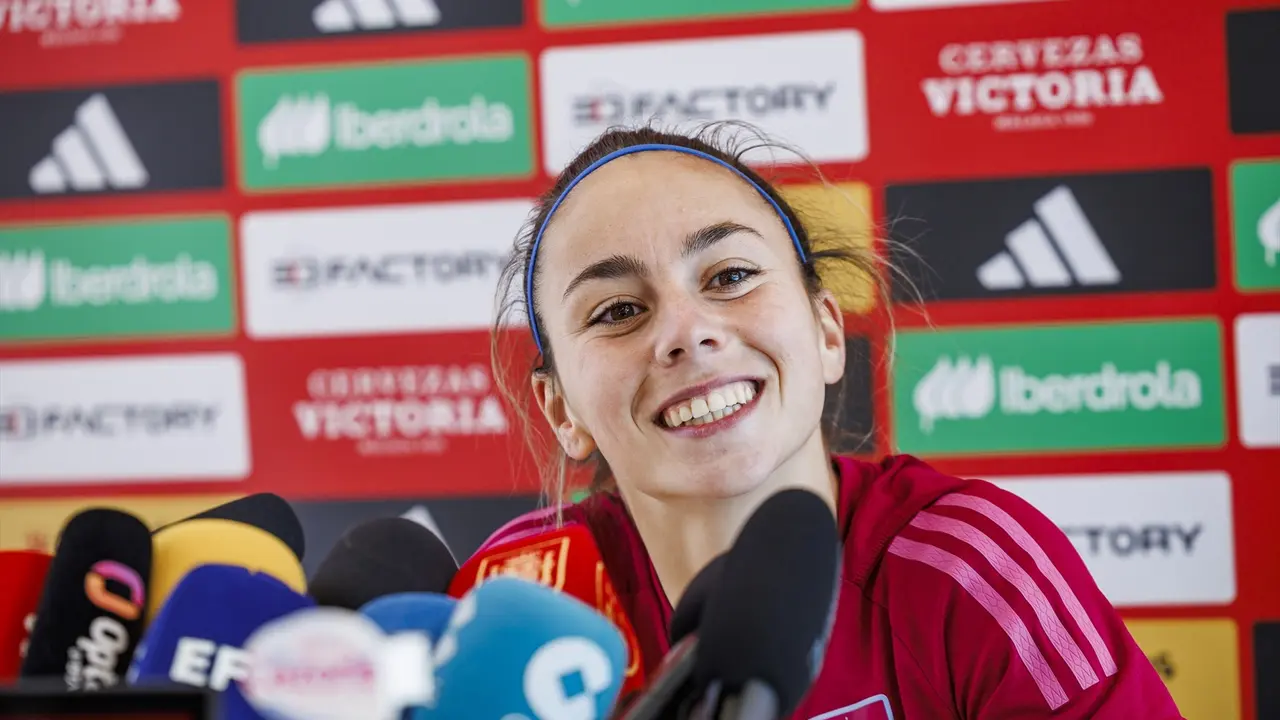 Athenea del Castillo en rueda de prensa con la selecci&oacute;n. EP / Pablo Garc&iacute;a