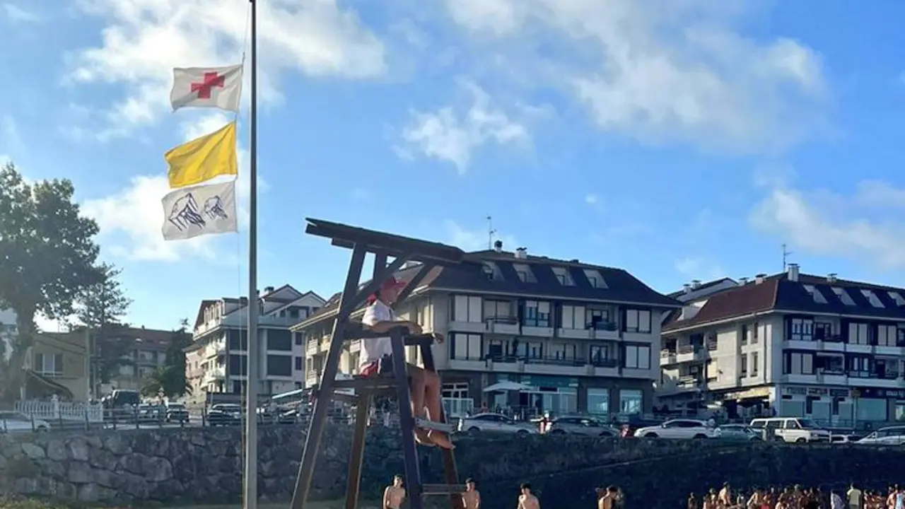 La bandera amarilla ondea en una playa. / Alerta