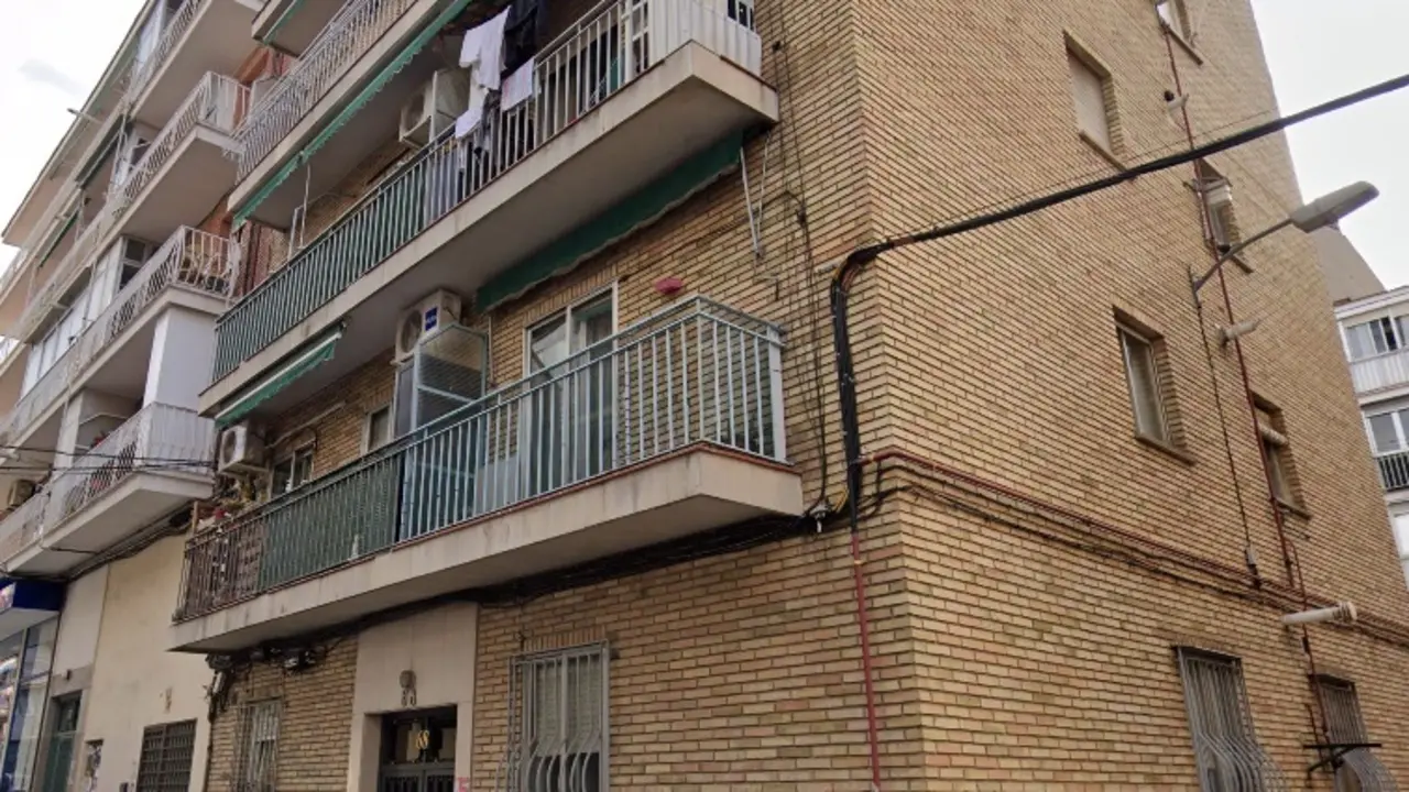Edificio de la calle San Fidel por la que escal&oacute; un joven al olvidarse las llaves dentro de la casa y termin&oacute; herido de gravedad. EP