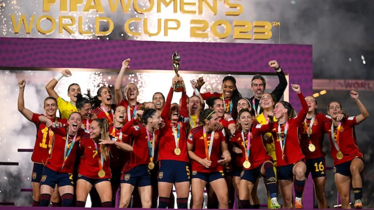 El equipo de Espa&ntilde;a celebra con el trofeo de ganador despu&eacute;s de ganar el partido de f&uacute;tbol final de la Copa Mundial Femenina de la FIFA 2023 entre Espa&ntilde;a e Inglaterra en el Estadio de Australia en Sydney, el domingo 20 de agosto de 2023. (AAP Image/Dean Lewins) SIN ARCHIVO, S&Oacute;LO PARA USO EDITORIAL
Fecha: 20/08/2023.

Firma: Aapimage / Dpa - S&oacute;lo para uso en Espa&ntilde;a