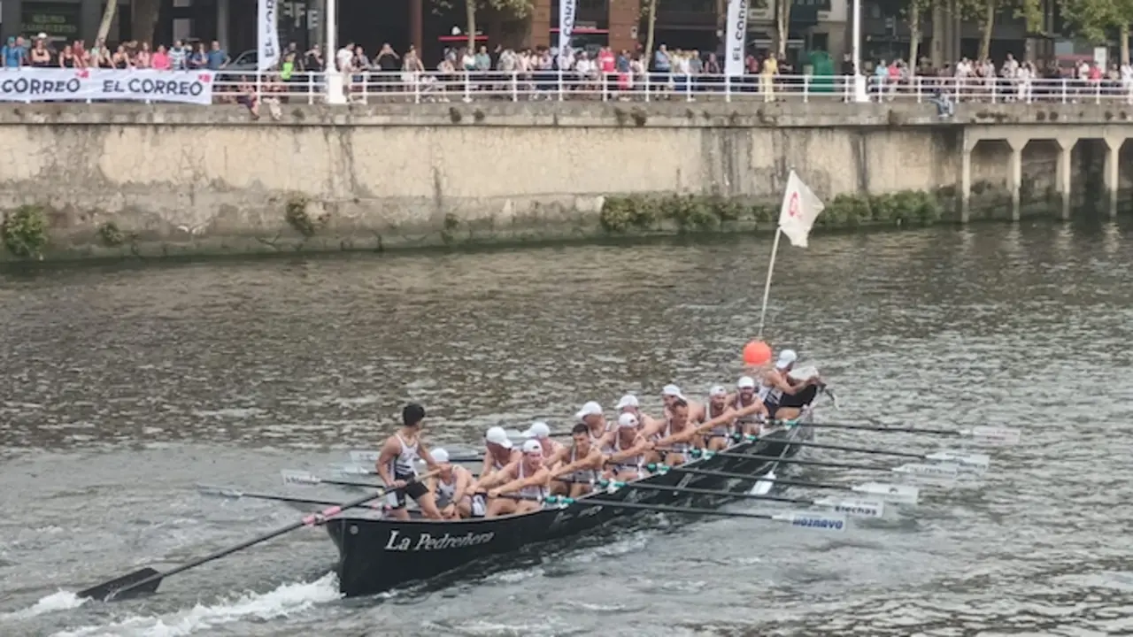 Pedre&ntilde;a durante la regata de hoy en Bilbao.