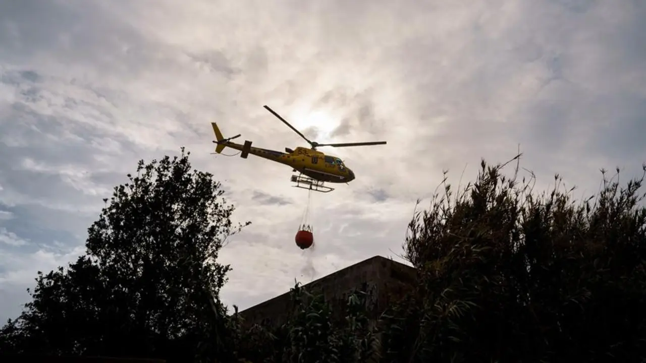 -Un helic&oacute;pteros recarga agua en el municipio de El Sauzal para atajar un foco situado en El Ravelo. EFE / Ram&oacute;n de la Rocha