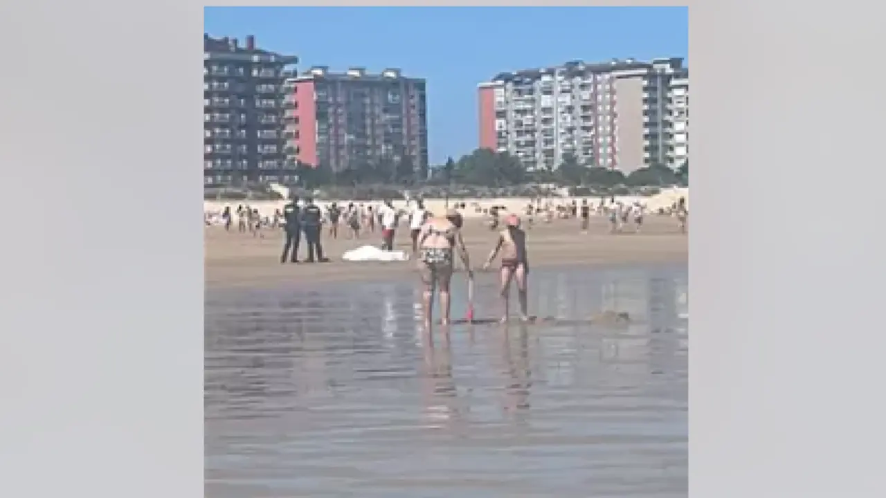 La polic&iacute;a junto al cuerpo en la playa Salv&eacute; de Laredo.