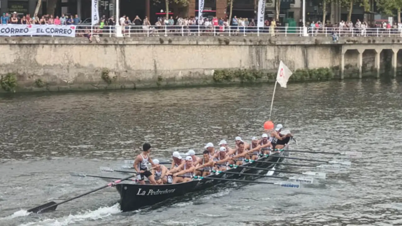 Pedre&ntilde;a durante una regata en Bilbao.