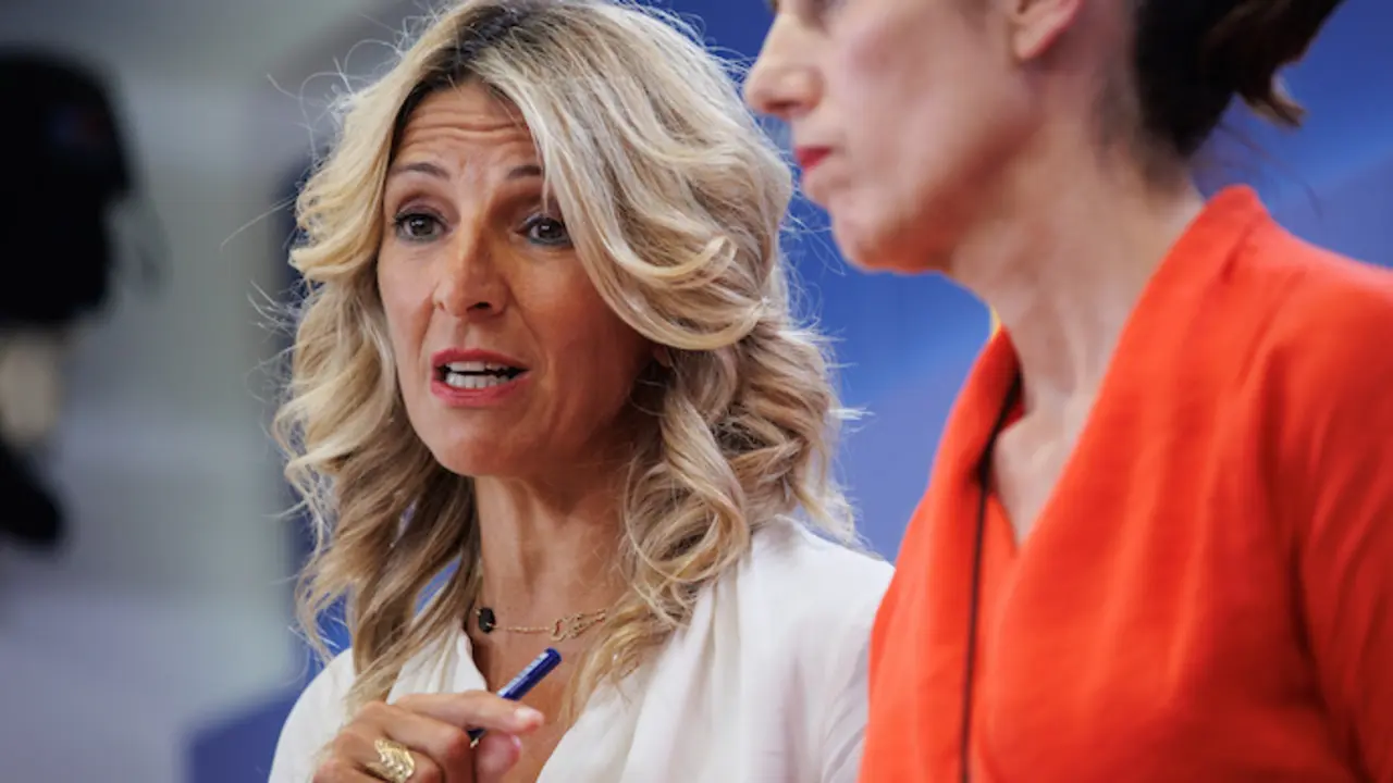 La vicepresidenta segunda en funciones y l&iacute;der de Sumar, Yolanda D&iacute;az (i), y la portavoz parlamentaria de Sumar, Marta Lois (d), ofrecen una rueda de prensa, en el Congreso de los Diputados, a 21 de agosto de 2023, en Madrid (Espa&ntilde;a). Esta rueda de prensa ha tenido lugar despu&eacute;s de que el Rey haya iniciado hoy en el Palacio de la Zarzuela su ronda de consultas para designar candidato a la investidura de la Presidencia del pa&iacute;s, y por primera vez tendr&aacute; que elegir entre dos aspirantes que se postulan para asumir el encargo: el candidato del PP, que se reivindica como ganador de los comicios del 23 de julio, y el socialista, que se considera el &uacute;nico capaz de sumar apoyos para superar la votaci&oacute;n en el Congreso. La ronda de contactos dura dos d&iacute;as en los que participan siete formaciones porque otras cuatro han declinado a acudir.
21 AGOSTO 2023;RUEDA DE PRENSA;GOBIERNO;CONGRESO;DECLARACIONES;REUNI&Oacute;N;
Alejandro Mart&iacute;nez V&eacute;lez / Europa Press
21/8/2023