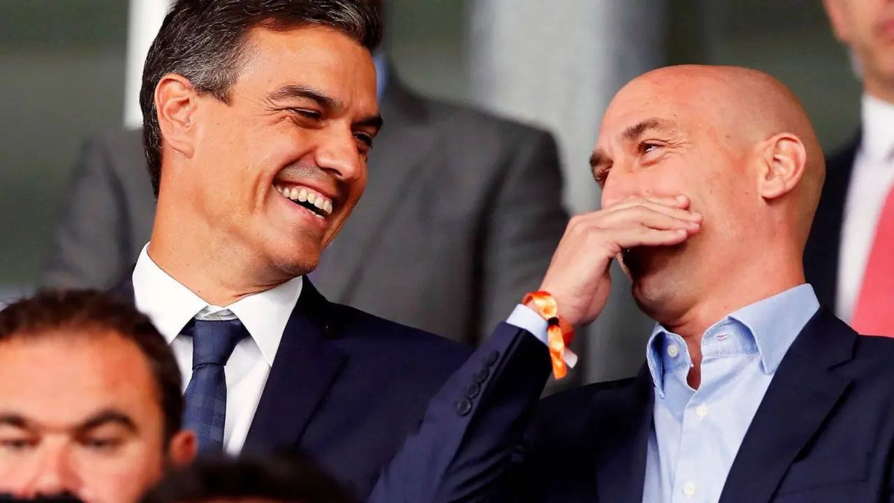 Pedro S&aacute;nchez y Luis Rubiales, durante el pasado Mundial de Rusia. (EFE)