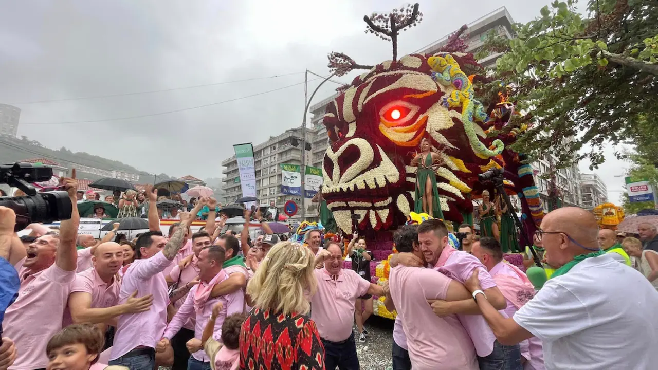 La carroza ganadora, &lsquo;Stone&rsquo;, del grupo &lsquo;Mi vida loca&rsquo;, se ha convertido en la vencedora del desfile de este a&ntilde;o.