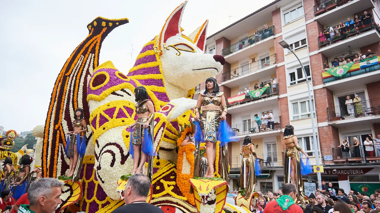 Una de las carrozas de la Batalla de Flores, en una edici&oacute;n anterior. / Cesar Ortiz