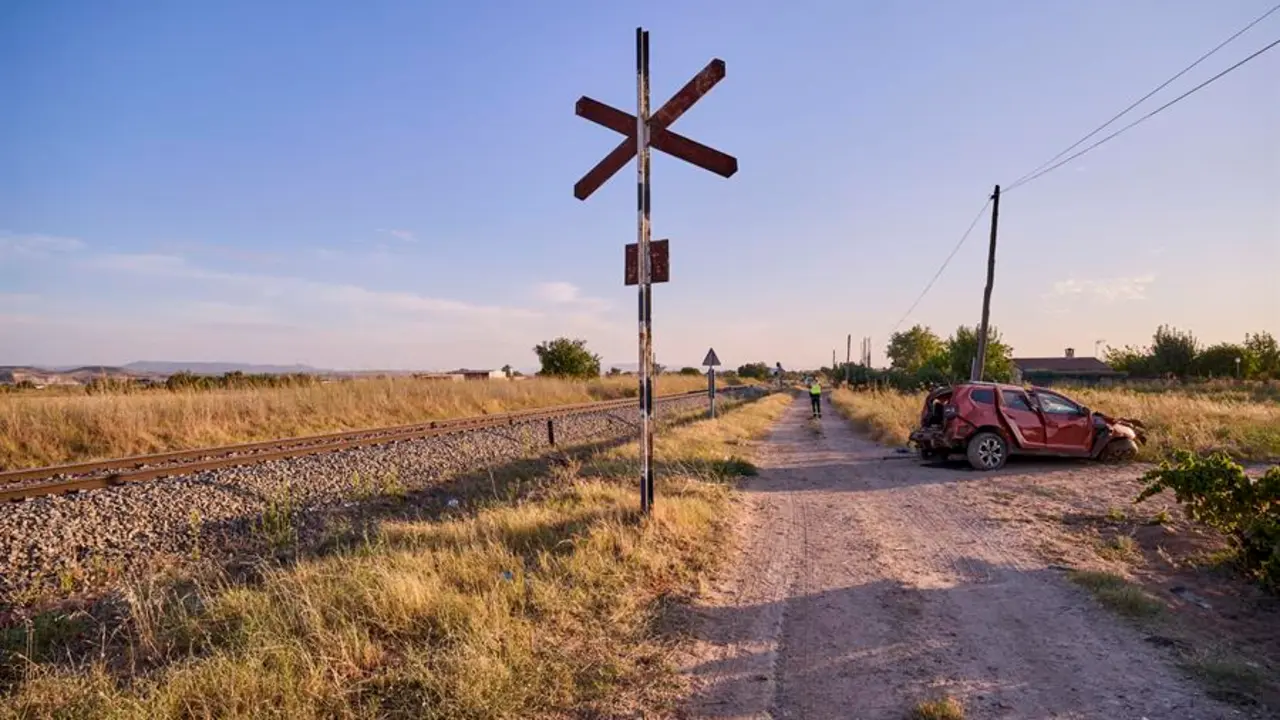 Los dos heridos arrollados por un tren cerca de Talavera siguen ingresados en estado grave