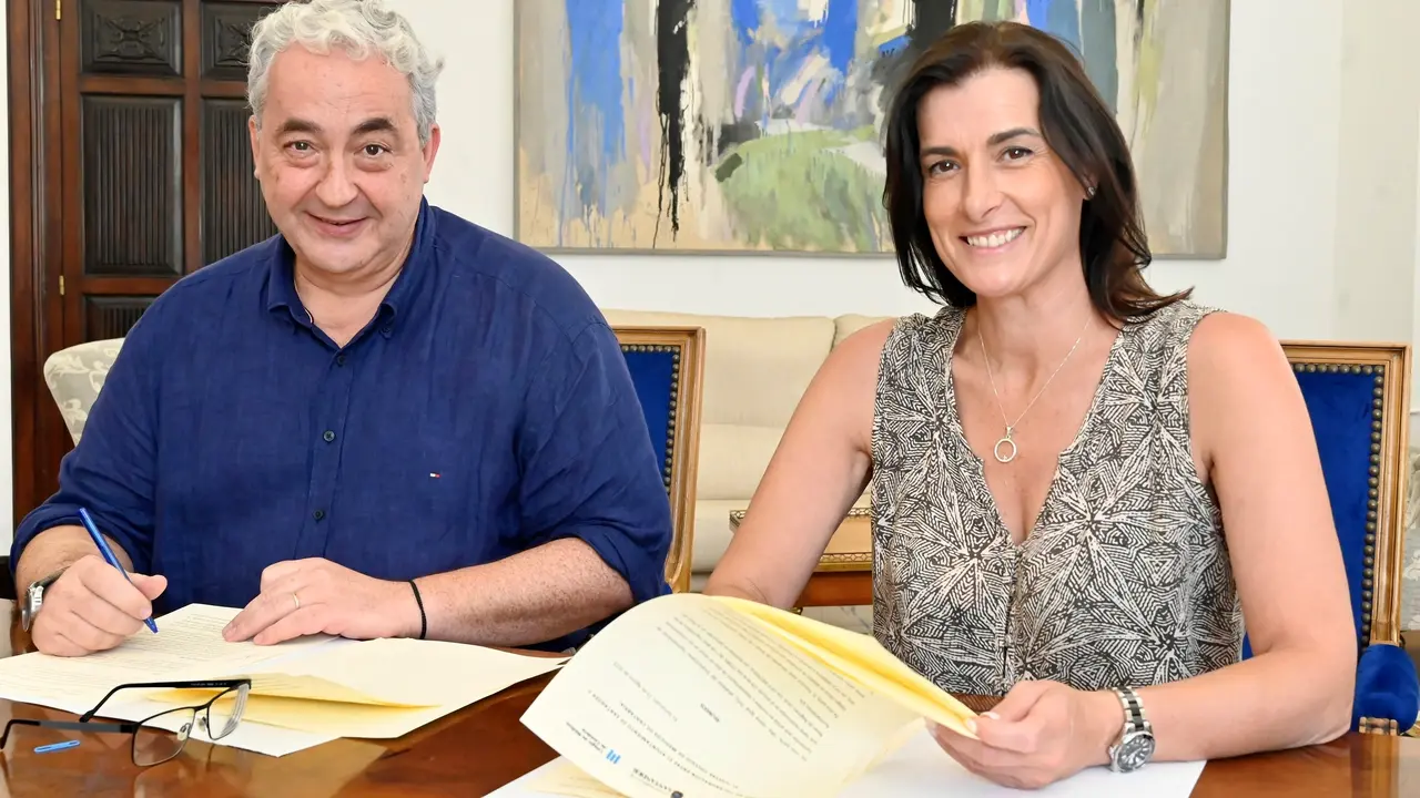 El Colegio de M&eacute;dicos y el Ayuntamiento de Santander firman el convenio para continuar con el proyecto de reanimaci&oacute;n cardiopulmonar en las aulas. / ALERTA