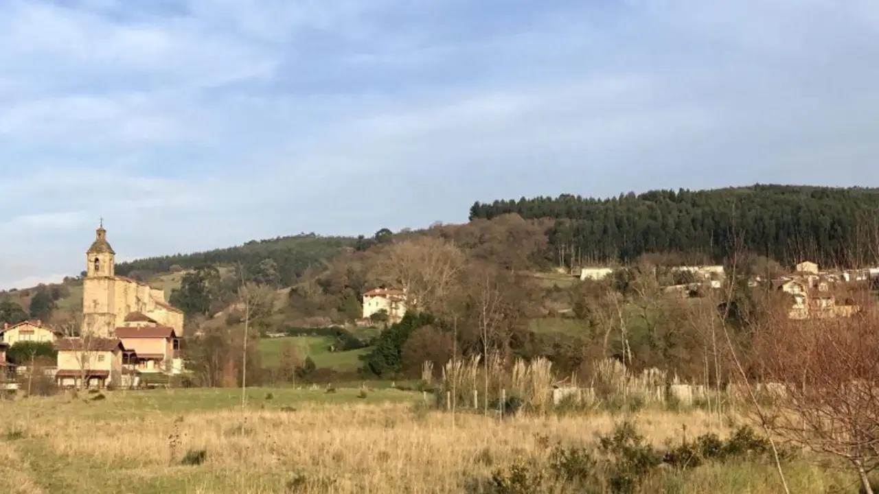 El sendero del Parque del Tintero, con Colindres el de Arriba de fondo. / ALERTA