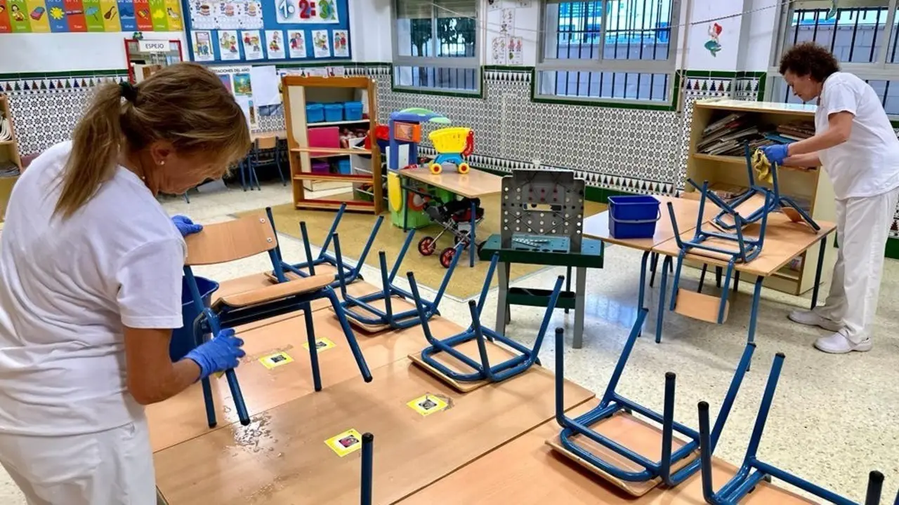 Comienza la limpieza de los colegios. / EP
