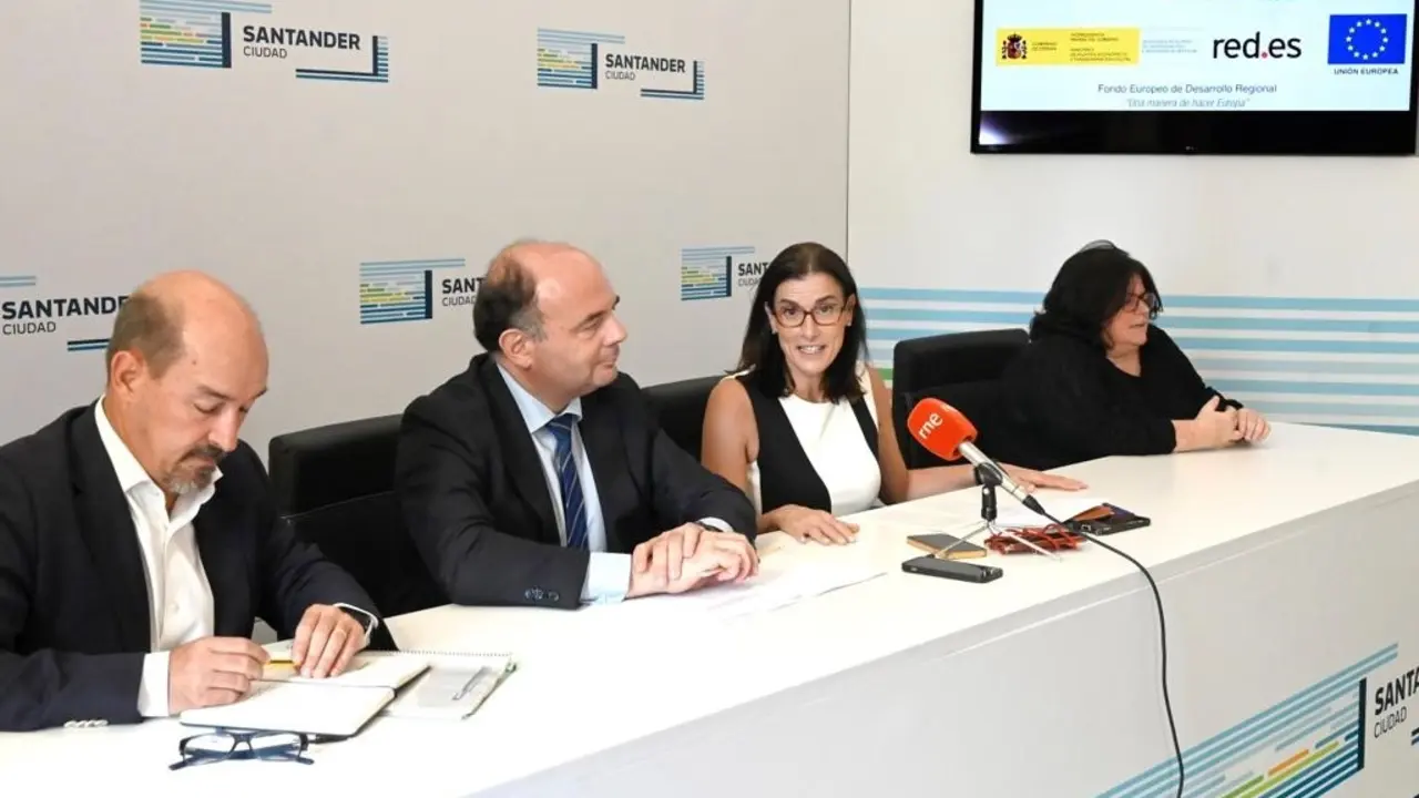 La alcaldesa de Santander, Gema Igual, y el director de Servicios P&uacute;blicos Digitales de Red.Es, Francisco Javier Garc&iacute;a Vieira. / Alerta